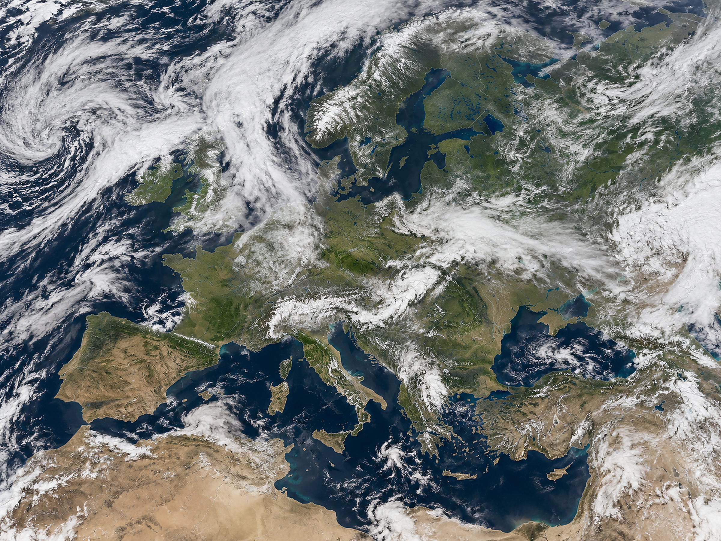Realistic editorial Europe weather overview with Atlantic cloud bands and mixed conditions across the continent